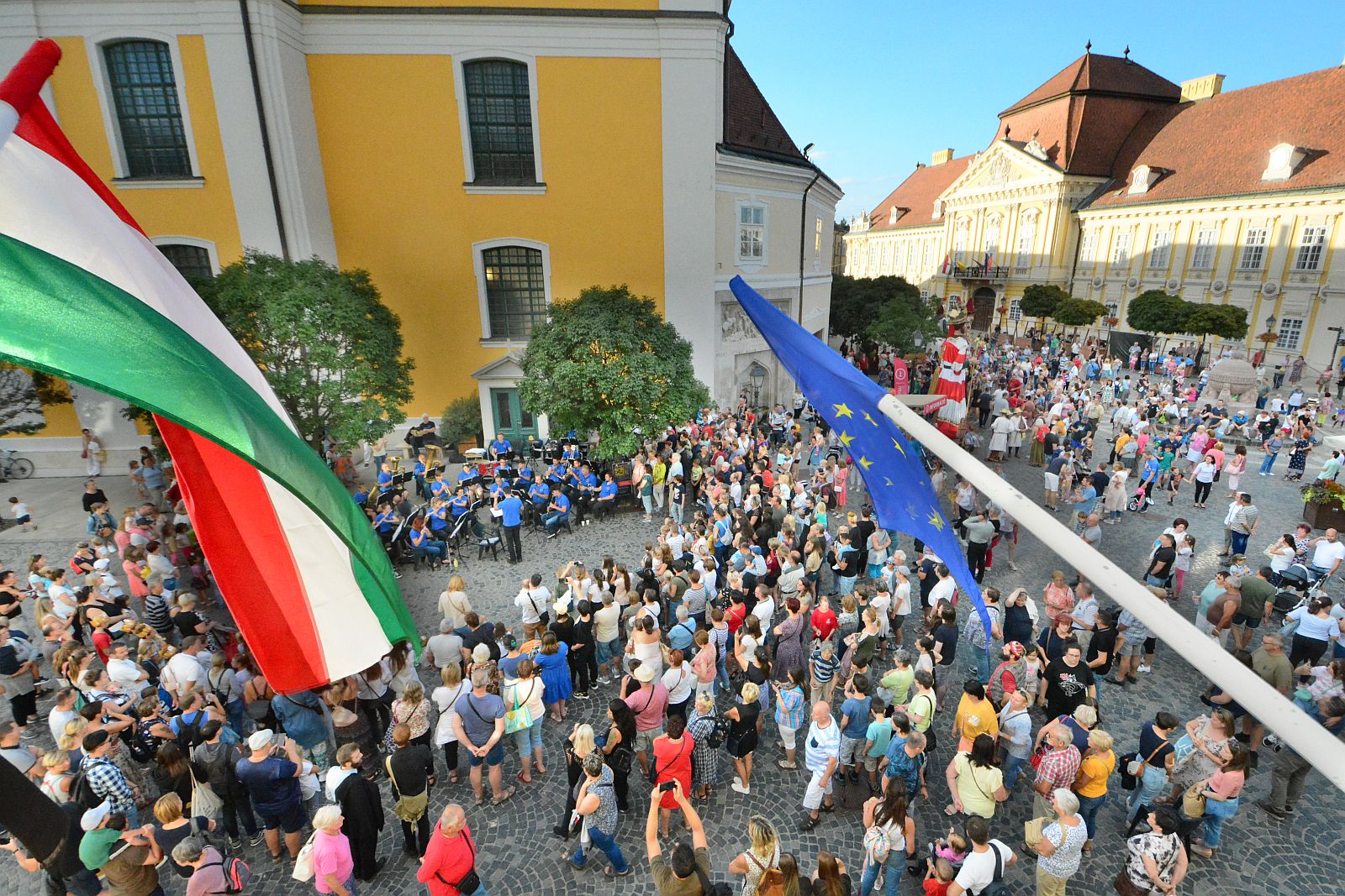 Fúvóskoncert és óriásbábok a Városház téren